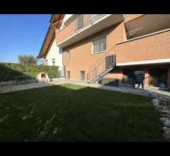 Recente appartamento in classe b con terrazzo e giardino.