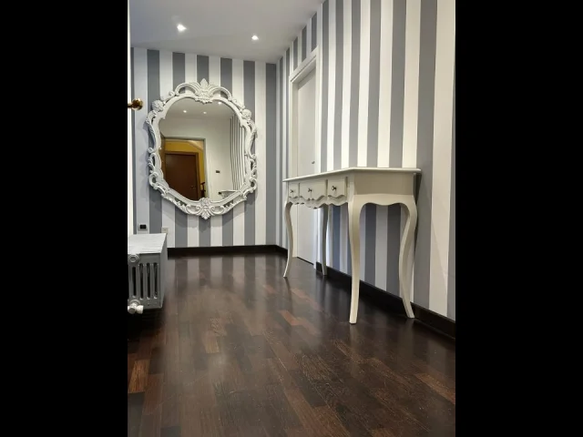 Appartamenti in Vendita - Centro, grande appartamento ad uso ufficio.