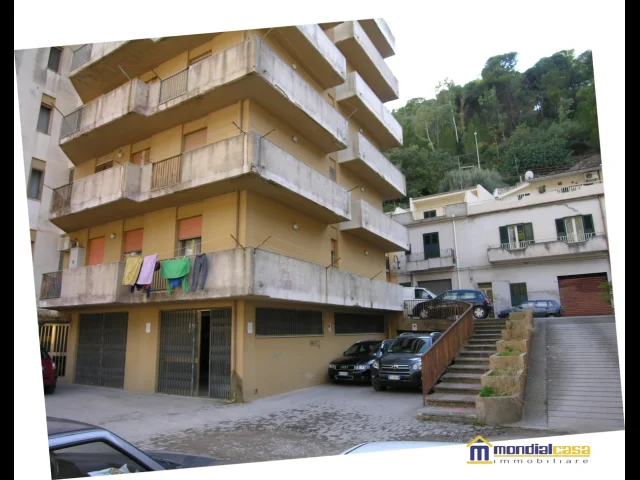 Appartamenti in Vendita - Locale commerciale