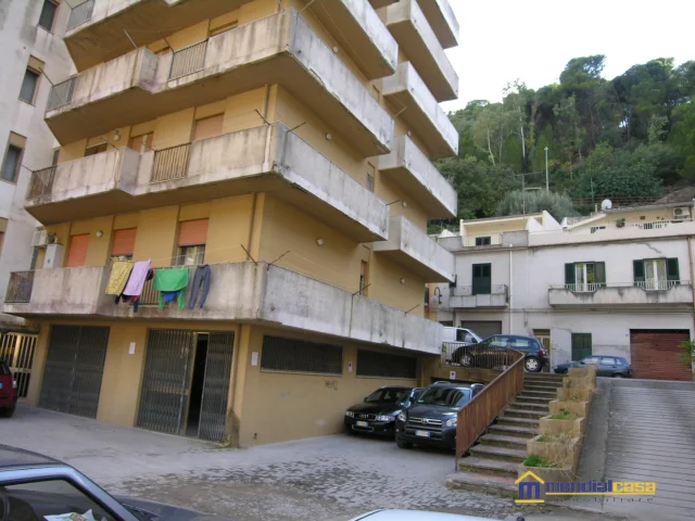 Appartamenti in Vendita - Locale commerciale