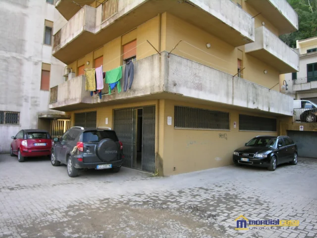 Appartamenti in Vendita - Locale commerciale