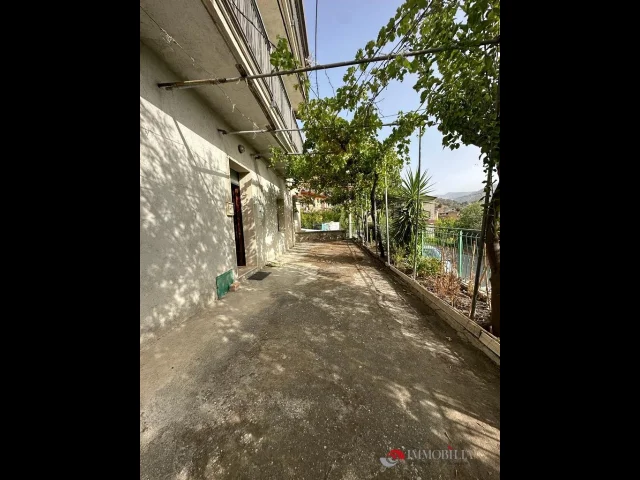 Appartamenti in Vendita - Appartamento al piano terra con cortile