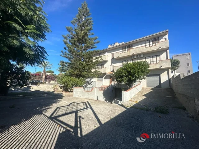 Appartamenti in Vendita - Fabbricato indipendente a 4 piani