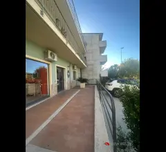 Appartamenti in Vendita - Ampio e luminoso locale commerciale