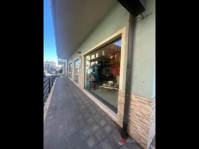 Appartamenti in Vendita - Ampio e luminoso locale commerciale