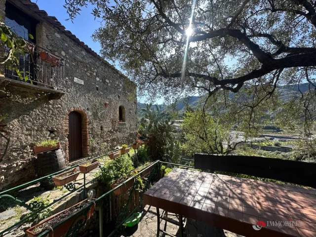 Appartamenti in Vendita - Tenuta lungo la valle del tuccio