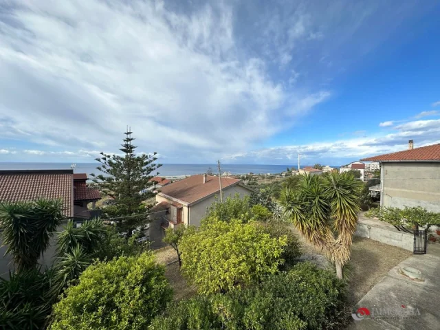 Appartamenti in Vendita - Villa panoramica con grande giardino