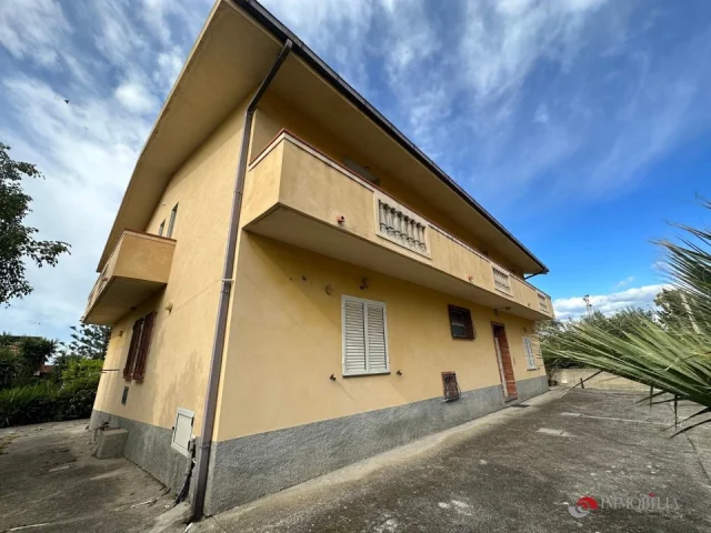 Appartamenti in Vendita - Villa panoramica con grande giardino