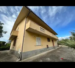 Appartamenti in Vendita - Villa panoramica con grande giardino