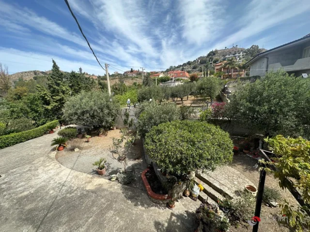 Appartamenti in Vendita - Panoramica ed elegante villa a tegani
