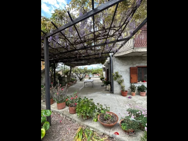 Appartamenti in Vendita - Panoramica ed elegante villa a tegani