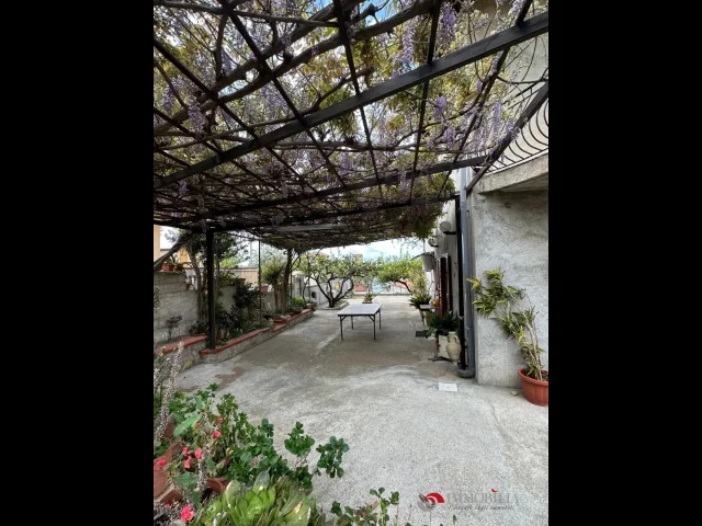 Appartamenti in Vendita - Panoramica ed elegante villa a tegani