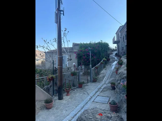 Appartamenti in Vendita - Abitazione con giardino nel borgo vecchio di pentedattilo