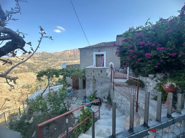 Appartamenti in Vendita - Abitazione con giardino nel borgo vecchio di pentedattilo