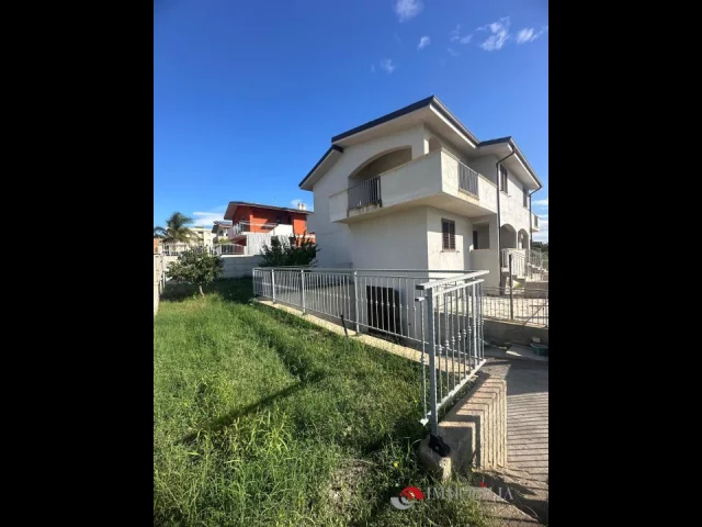 Appartamenti in Vendita - Villa indipendente con giardino