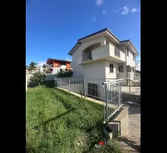 Appartamenti in Vendita - Villa indipendente con giardino