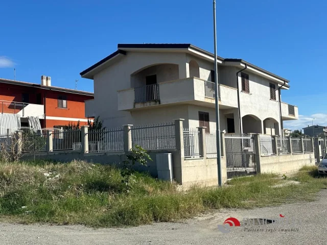 Appartamenti in Vendita - Villa indipendente con giardino