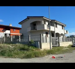 Appartamenti in Vendita - Villa indipendente con giardino