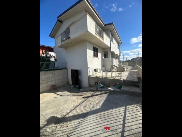 Appartamenti in Vendita - Villa indipendente con giardino
