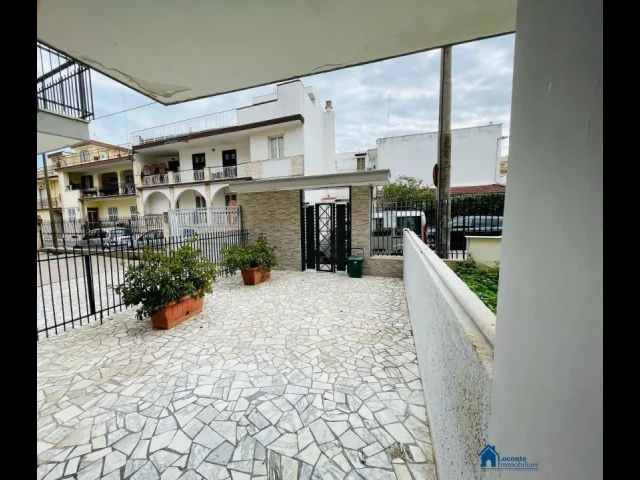 Appartamenti in Vendita - 4 locali + accessori con posto auto