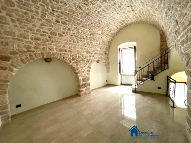 Appartamenti in Vendita - Casa indipendente con terrazzo attrezzato