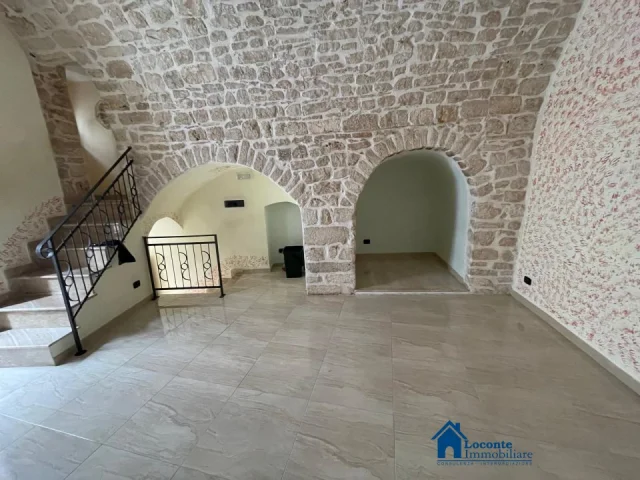 Appartamenti in Vendita - Casa indipendente con terrazzo attrezzato