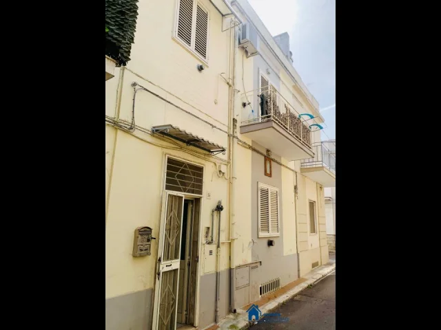 Appartamenti in Vendita - Casa indipendente con terrazzo e vano/tavernetta
