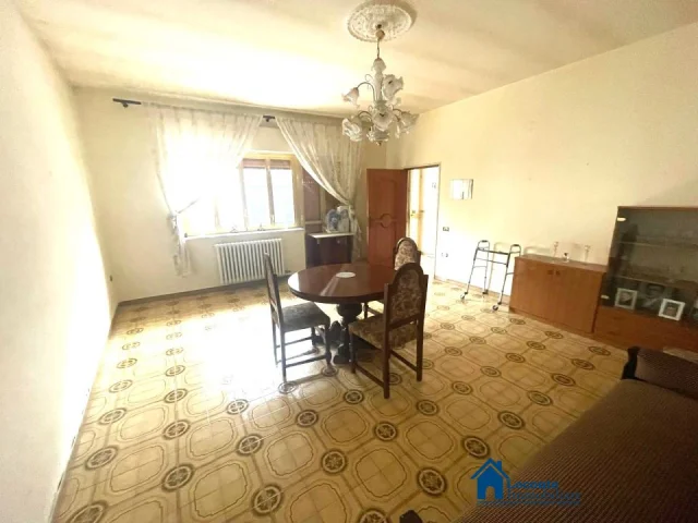 Appartamenti in Vendita - Casa indipendente con terrazzo,giardino/area parcheggio e cantina