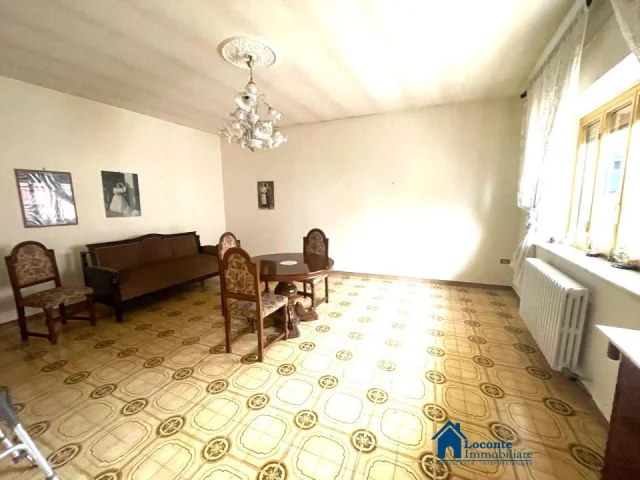 Appartamenti in Vendita - Casa indipendente con terrazzo,giardino/area parcheggio e cantina