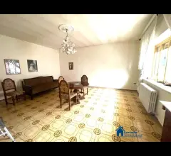 Appartamenti in Vendita - Casa indipendente con terrazzo,giardino/area parcheggio e cantina