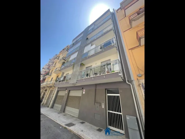 Appartamenti in Vendita - 2 locali + accessori con posto auto e cantinola