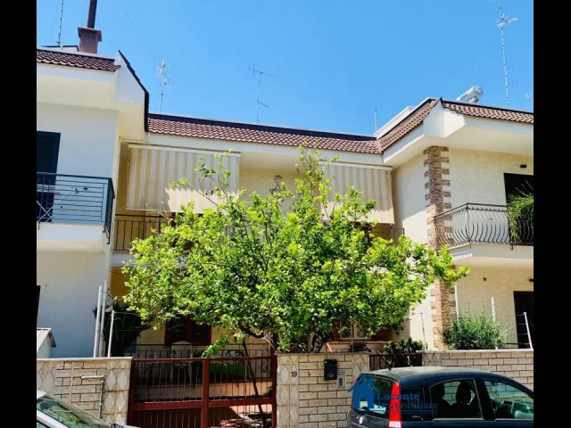 Villa a schiera non giardino/patio,posto auto e terrazzo
