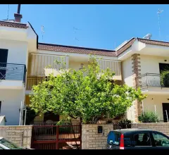 Villa a schiera non giardino/patio,posto auto e terrazzo