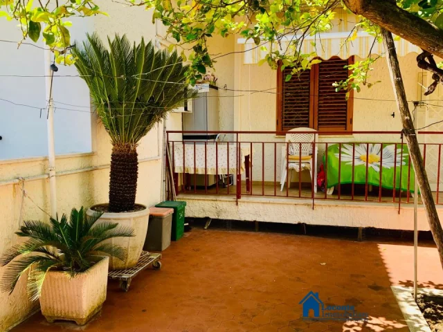 Appartamenti in Vendita - Villa a schiera non giardino/patio,posto auto e terrazzo