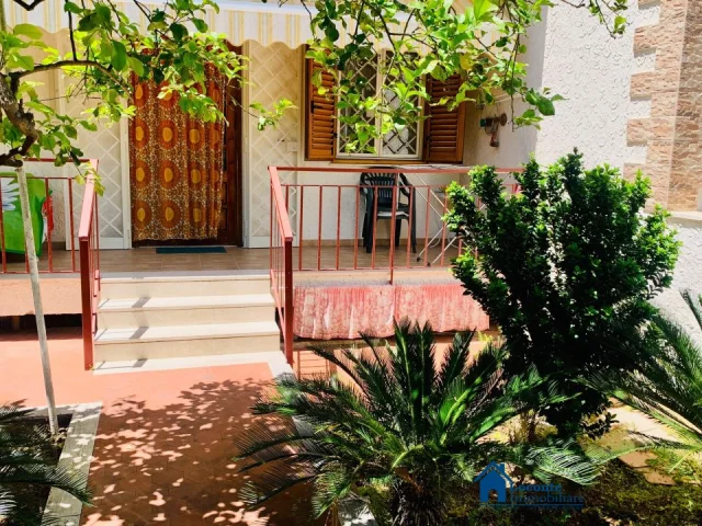 Appartamenti in Vendita - Villa a schiera non giardino/patio,posto auto e terrazzo