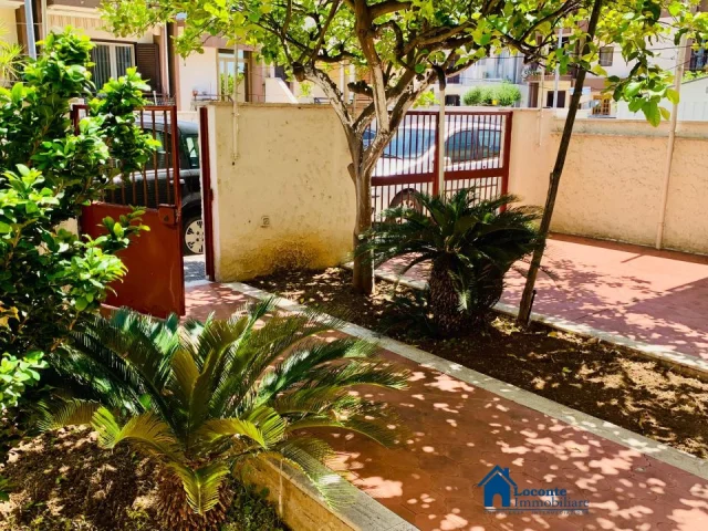 Appartamenti in Vendita - Villa a schiera non giardino/patio,posto auto e terrazzo