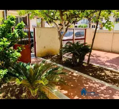 Appartamenti in Vendita - Villa a schiera non giardino/patio,posto auto e terrazzo