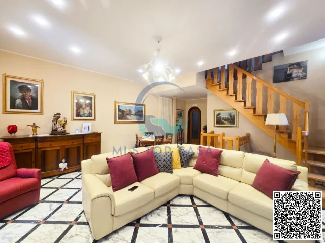 Appartamenti in Vendita - Villa su 4 livelli con garage e giardino