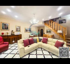 Appartamenti in Vendita - Villa su 4 livelli con garage e giardino