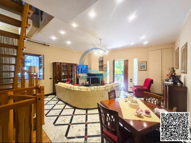 Appartamenti in Vendita - Villa su 4 livelli con garage e giardino