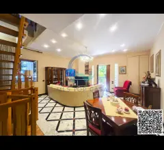 Appartamenti in Vendita - Villa su 4 livelli con garage e giardino