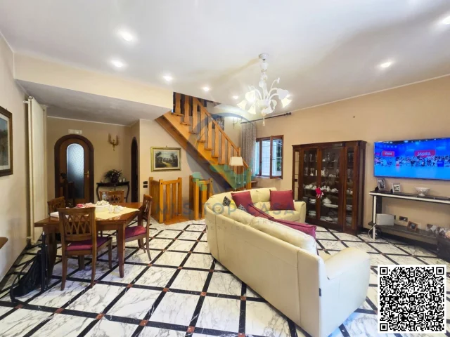 Appartamenti in Vendita - Villa su 4 livelli con garage e giardino