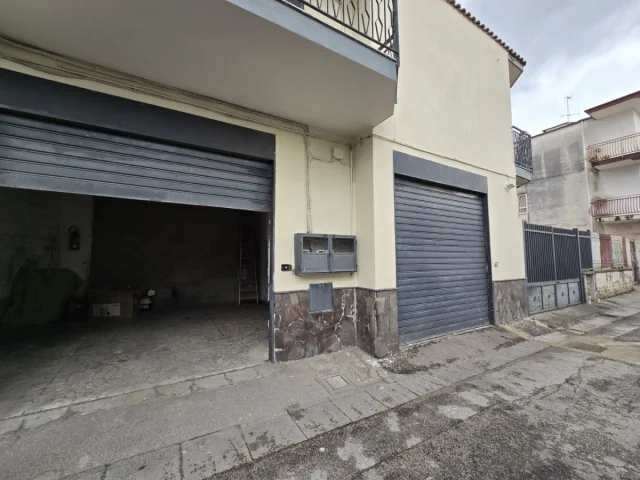 Appartamenti in Vendita - Deposito di circa 70mq, con doppio ingresso