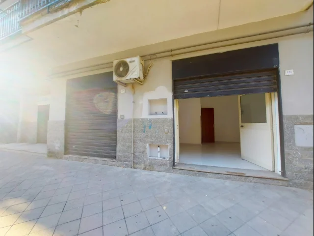 Appartamenti in Vendita - Locale commerciale in affitto, 2 vetrine e 2 bagni