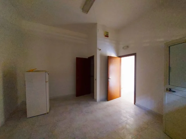Appartamenti in Vendita - Locale commerciale in affitto, 2 vetrine e 2 bagni