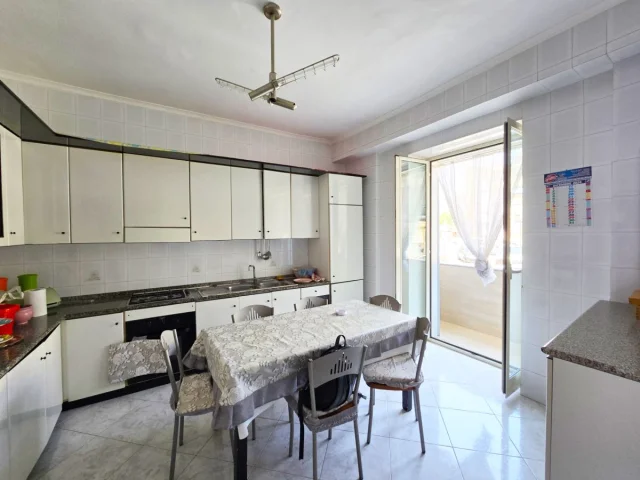 Appartamento di 90mq, 4 camere con cucina e bagno
