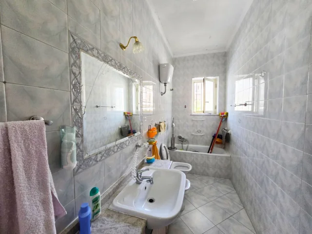 Appartamenti in Vendita - Appartamento di 90mq, 4 camere con cucina e bagno
