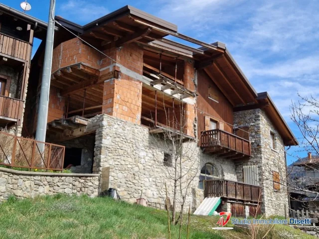 Edolo vendesi casa terracielo con giardino