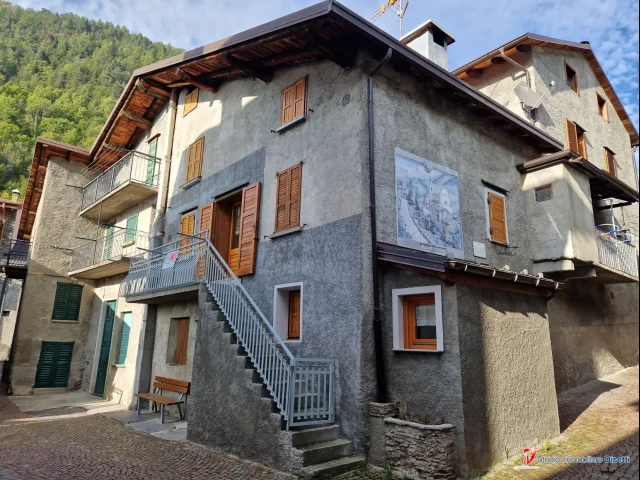 Aprica vendesi casa semi-indipendente