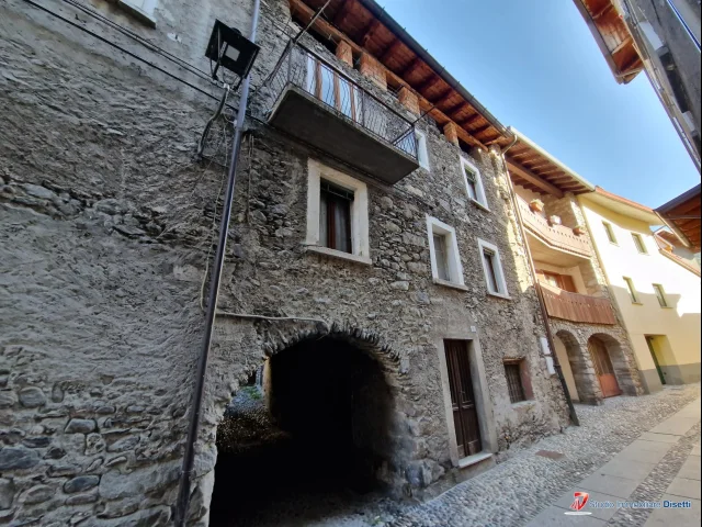 Edolo centro storico vendesi casa terra cielo